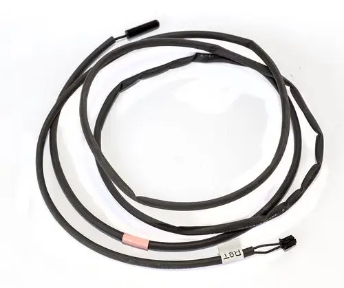 Daikin Sensorkabel mit Stecker, umgeben von geschütztem Gummi; dient zur Temperaturmessung in Heizsystemen.